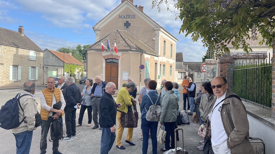 Départ devant la mairie du Vaudoué