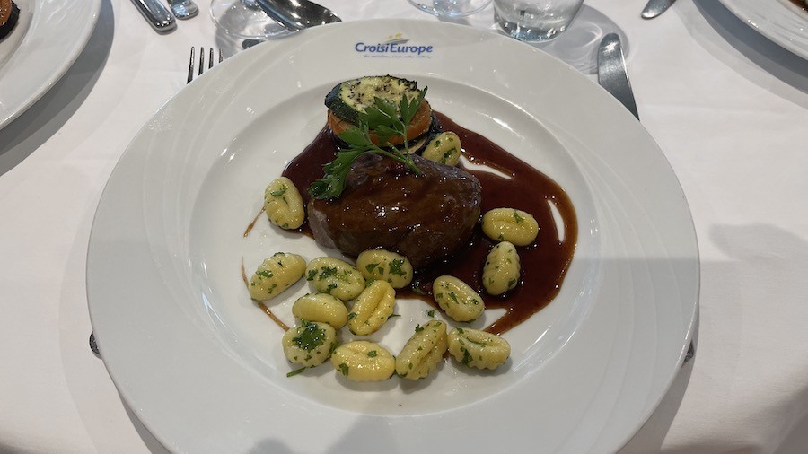 Pavé de boeuf, gnocchis et légumes