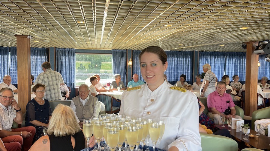 Coupe de champagne à la soirée du commandant