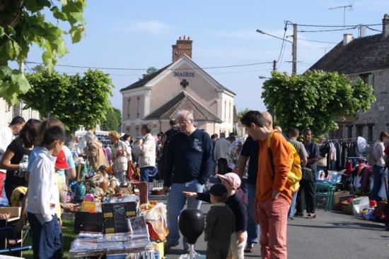 90236406vide grenier 5 jpg