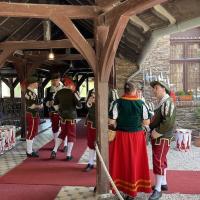 Mariage en costume local
